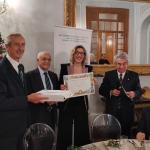 l Delegato, il vice Delegato ed il segretario consegnano il diploma AIC  alla nuova accademica Antonella De Domenico