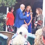 Il segretario consegna volumi AIC a Roberta Vacca, alla Presidente e alla direttrice dell'Associazione La Casa della Musica e delle Arti.