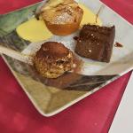 Tris di dolci: torta di mele, bunet, tiramisù