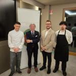 Il Delegato di Novara Spaini con il titolare e lo staff di cucina