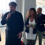 Lo chef Gilberto espone il menù