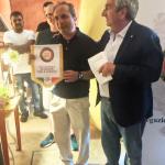 La consegna del guidoncino dell'Accademia