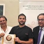 Segretario,Tesoriere e Delegato consegnano il Guidoncino