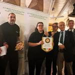 Il Delegato con il vice Delegato, il Segretario e il Tesoriere consegnano il guidoncino