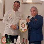 Il Delegato Vittorio Ricci consegna il guidoncino allo chef Gianmarco Di Girolami