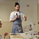 Giovanni Ruggieri illustra i piatti serviti