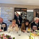 Particolare del tavolo con i commensali