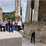 A sinistra il Delegato con alcuni partecipanti; a destra il SImposiarca.