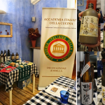 Allestimento e sake serviti in abbinamento ai piatti