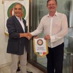 Consegna del guidoncino al contitolare Franco Neroni