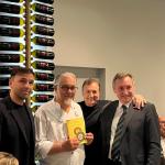 Consegna vetrofania Accademia allo chef e ai titolari del ristorante