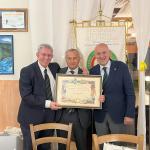 la consegna dell'attestato del venticinquennale all'accademico Sandro Chiacchiaretta