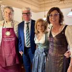 Da sin: il titolare e cuoco della Baita, Ivan Resch; il Vice Delegato Diego Dipol, la Simposiarca Dolores De Barrondo, la Delegata Monica De Mattia.