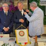 il vice Presidente vicario Mimmo D'Alessio appunta il distintivo a Rocco Pasetti