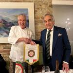 Il Delegato Ricci consegna il guidoncino allo chef Crescenzi