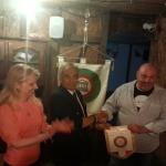 Il Delegato consegna il guidoncino al titolare Marco Poli con la Simposiarca