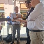 Il Delegato consegna le pubblicazioni dell'Accademia ai relatori