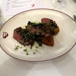 bistecca alla griglia con salsa verde e patate croccanti