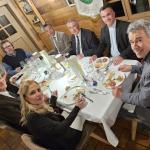 Ospiti a tavola con il Delegato e i Simposiarchi.
