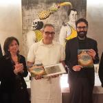 Elisabetta Barbolini Ferrari che consegna il volume edito dall'Accademia Elisabetta Barbolini Ferrari che consegna il volume edito dall'Accademia