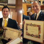 consegna attestato di benemerenza a Silvana Savaris Grasselli per mano del nipote Ettore; consegna attestato appartenenza ad Alessandro Degan