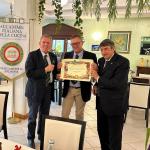 Consegna dell'attestato di 25 anni di appartenenza all' Accademia all'Accademico Costantino Colonico