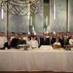 foto di gruppo con alunni e autorità