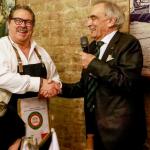 il Delegato V. Ricci consegna il guidoncino allo chef Fedrico