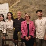 La consegna della vetrofanie e del piatto allo chef e al personale