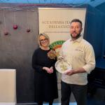 piatto 2023 e Delegata Bertotto con lo chef Claudio Ravinetto