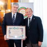 Il Presidente Petroni consegna il Premio Orio Vergani al Sottosegretario Mazzi